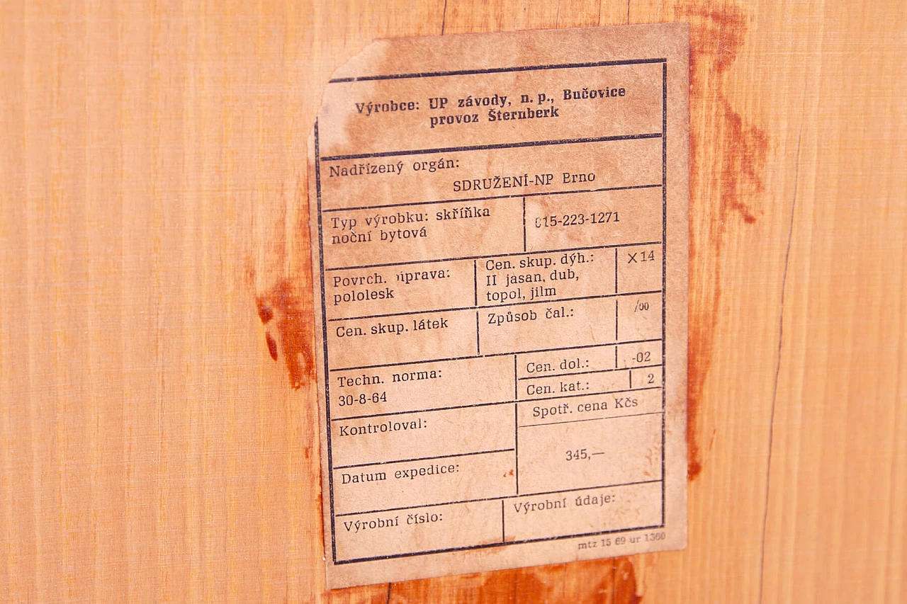 Comodino in faggio e vetro di Mojmír Požár per UP Závody, anni '60 17