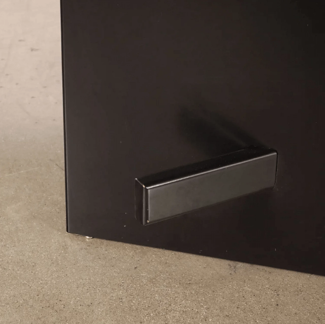 Tavolo in legno laccato e vetro fumé, anni '90 6