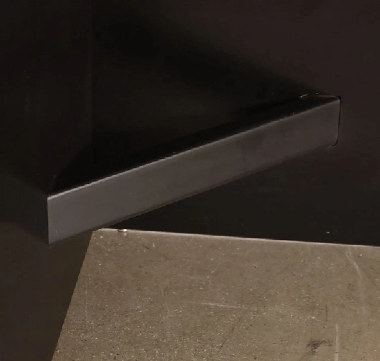 Tavolo in legno laccato e vetro fumé, anni '90 7