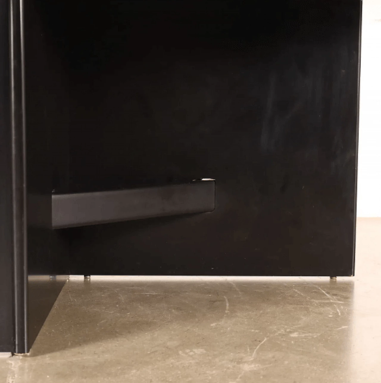 Tavolo in legno laccato e vetro fumé, anni '90 8