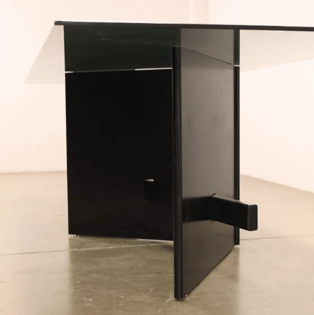 Tavolo in legno laccato e vetro fumé, anni '90 9