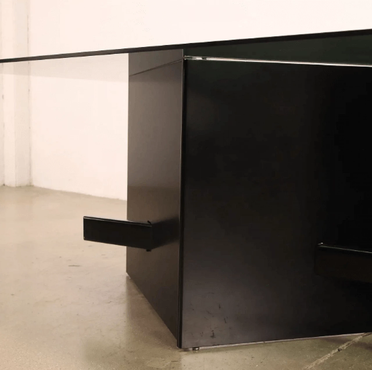 Tavolo in legno laccato e vetro fumé, anni '90 10