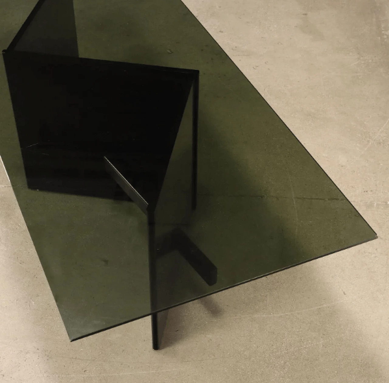 Tavolo in legno laccato e vetro fumé, anni '90 12