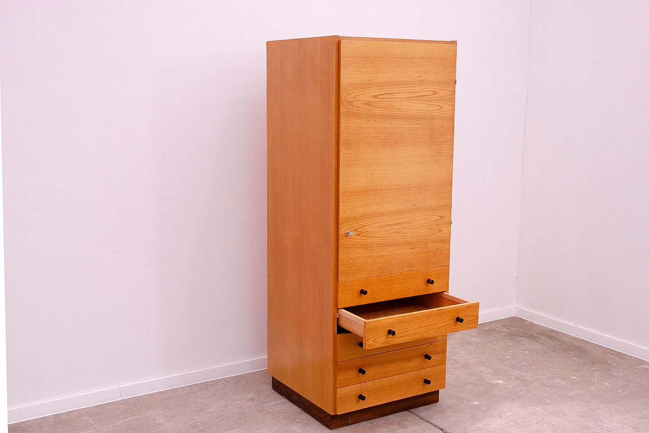 Cassettiera in frassino, olmo, acero, noce, betulla e pioppo di Mojmír Požár per ÚP Závody, anni '60 7