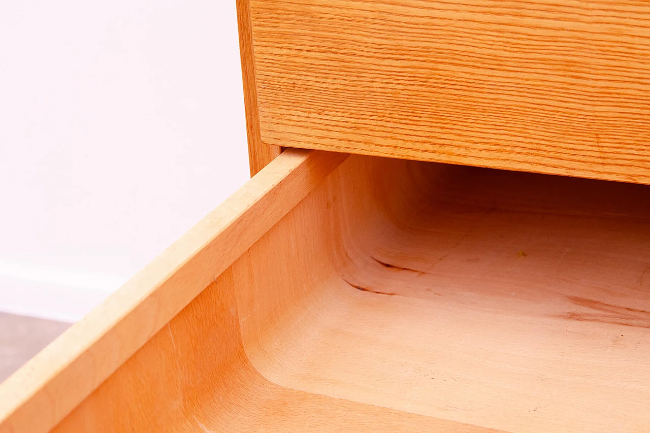 Cassettiera in frassino, olmo, acero, noce, betulla e pioppo di Mojmír Požár per ÚP Závody, anni '60 13