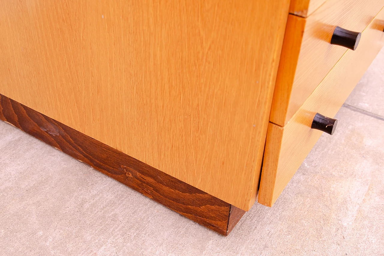 Cassettiera in frassino, olmo, acero, noce, betulla e pioppo di Mojmír Požár per ÚP Závody, anni '60 14