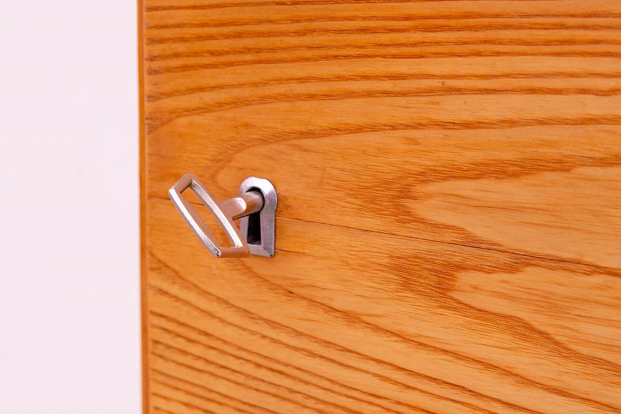 Cassettiera in frassino, olmo, acero, noce, betulla e pioppo di Mojmír Požár per ÚP Závody, anni '60 15