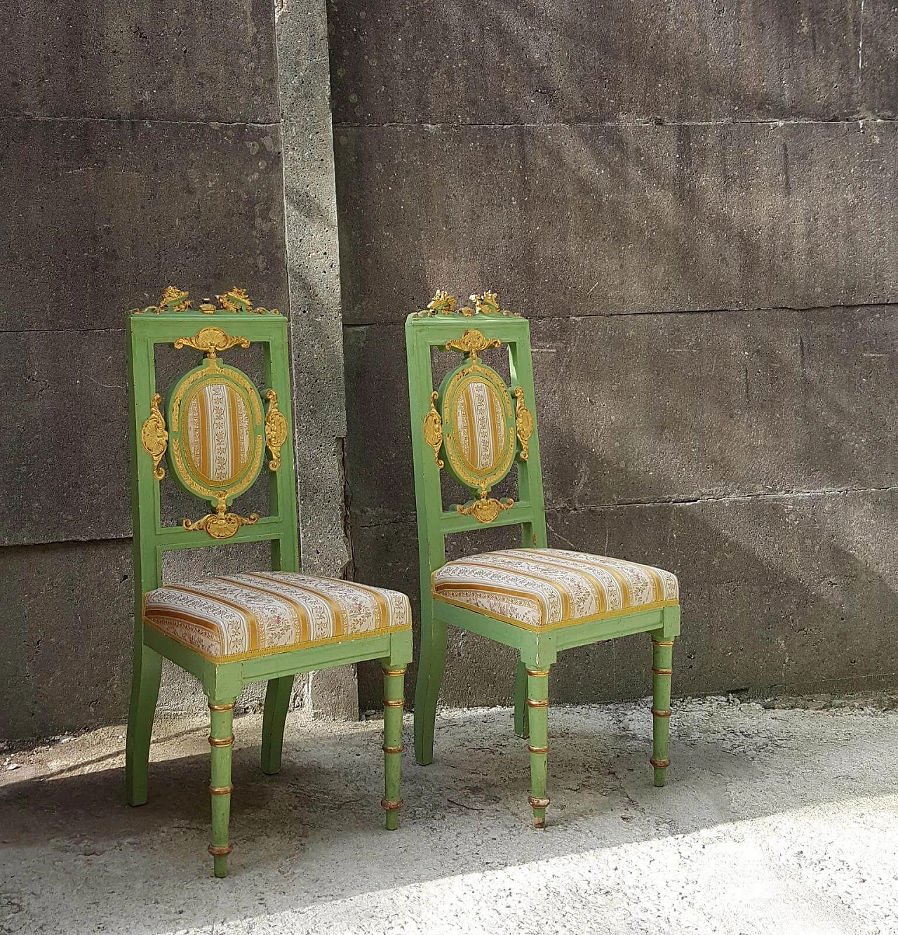 Coppia di sedie in legno laccato verde e dorato, seconda metà dell'800 1