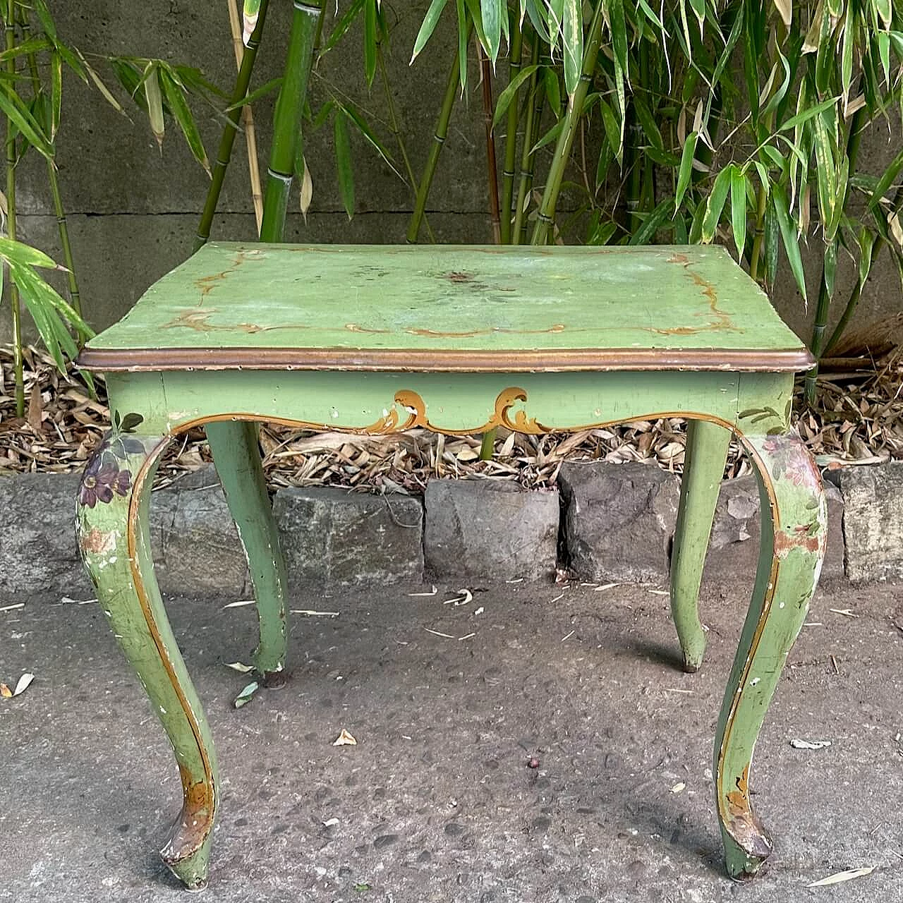 Tavolino in legno verde con decoro floreale 1