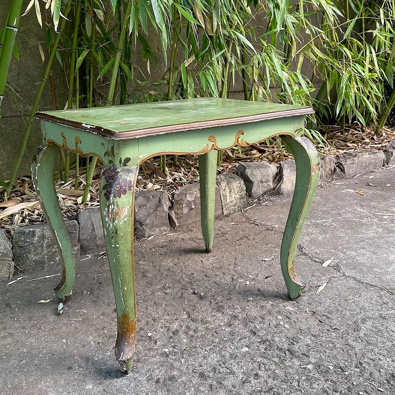 Tavolino in legno verde con decoro floreale 2