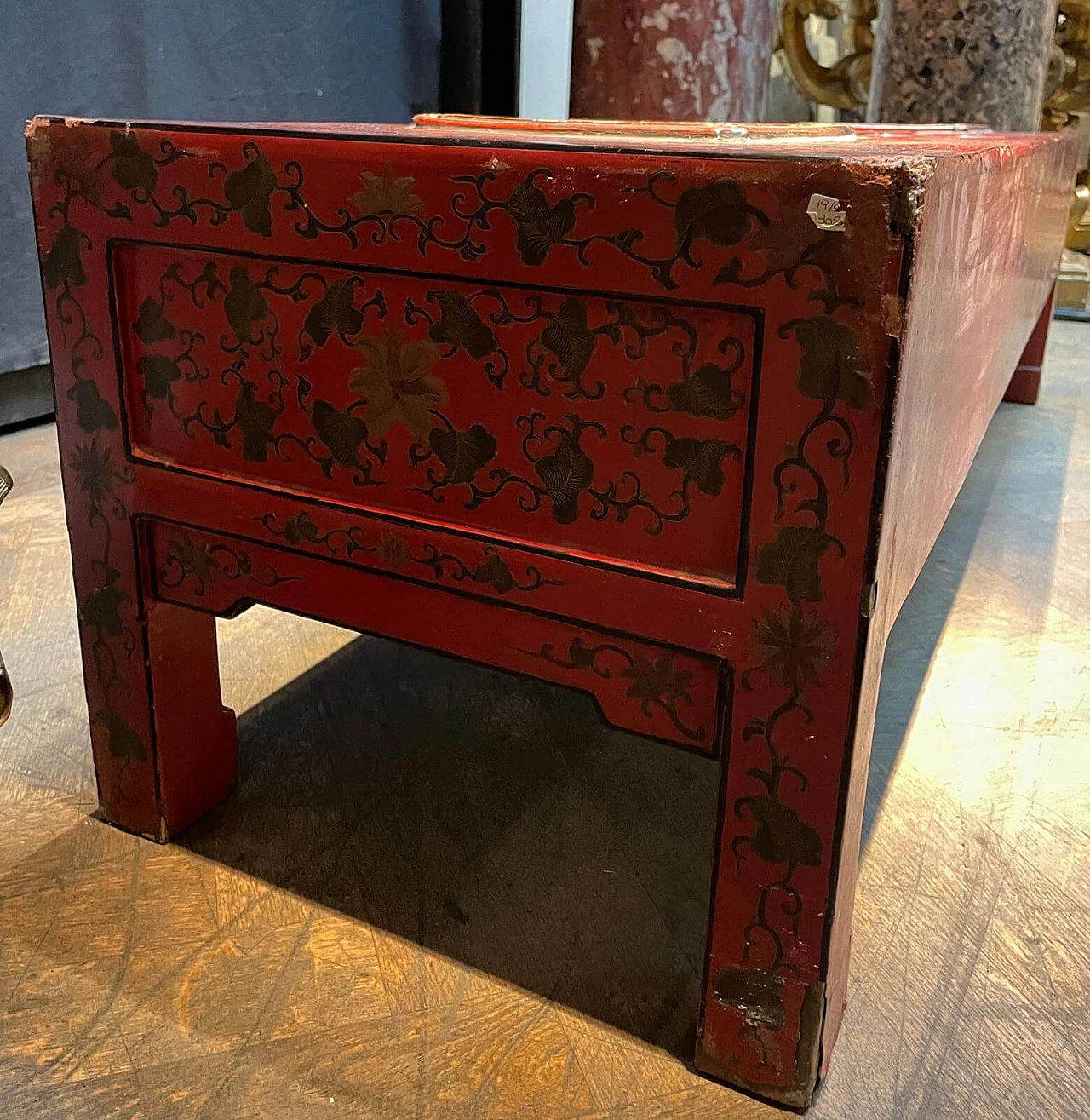Chinese coffee table in red lacquered wood with floral decorations and scenes, 1930s 1