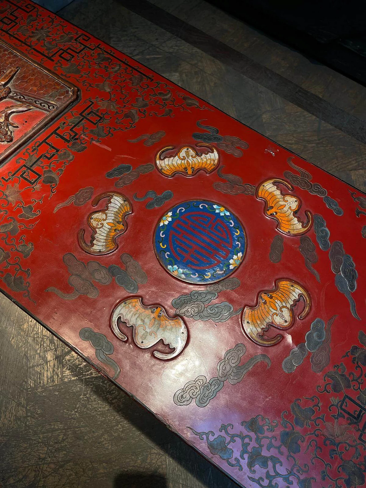 Tavolino cinese in legno laccato rosso con decorazioni floreali e scene, anni '30 2