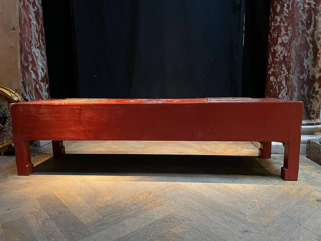 Tavolino cinese in legno laccato rosso con decorazioni floreali e scene, anni '30 3