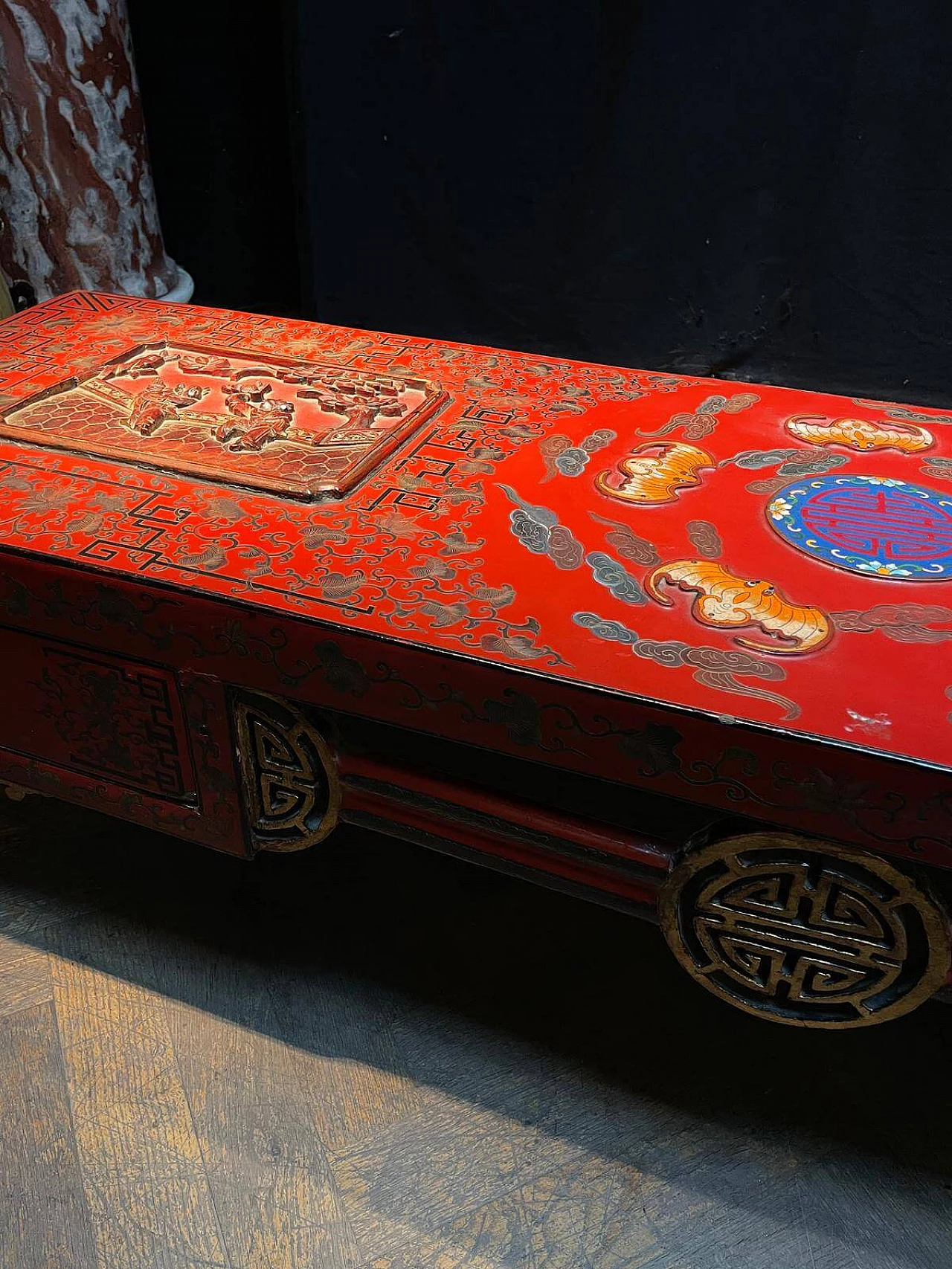 Tavolino cinese in legno laccato rosso con decorazioni floreali e scene, anni '30 4