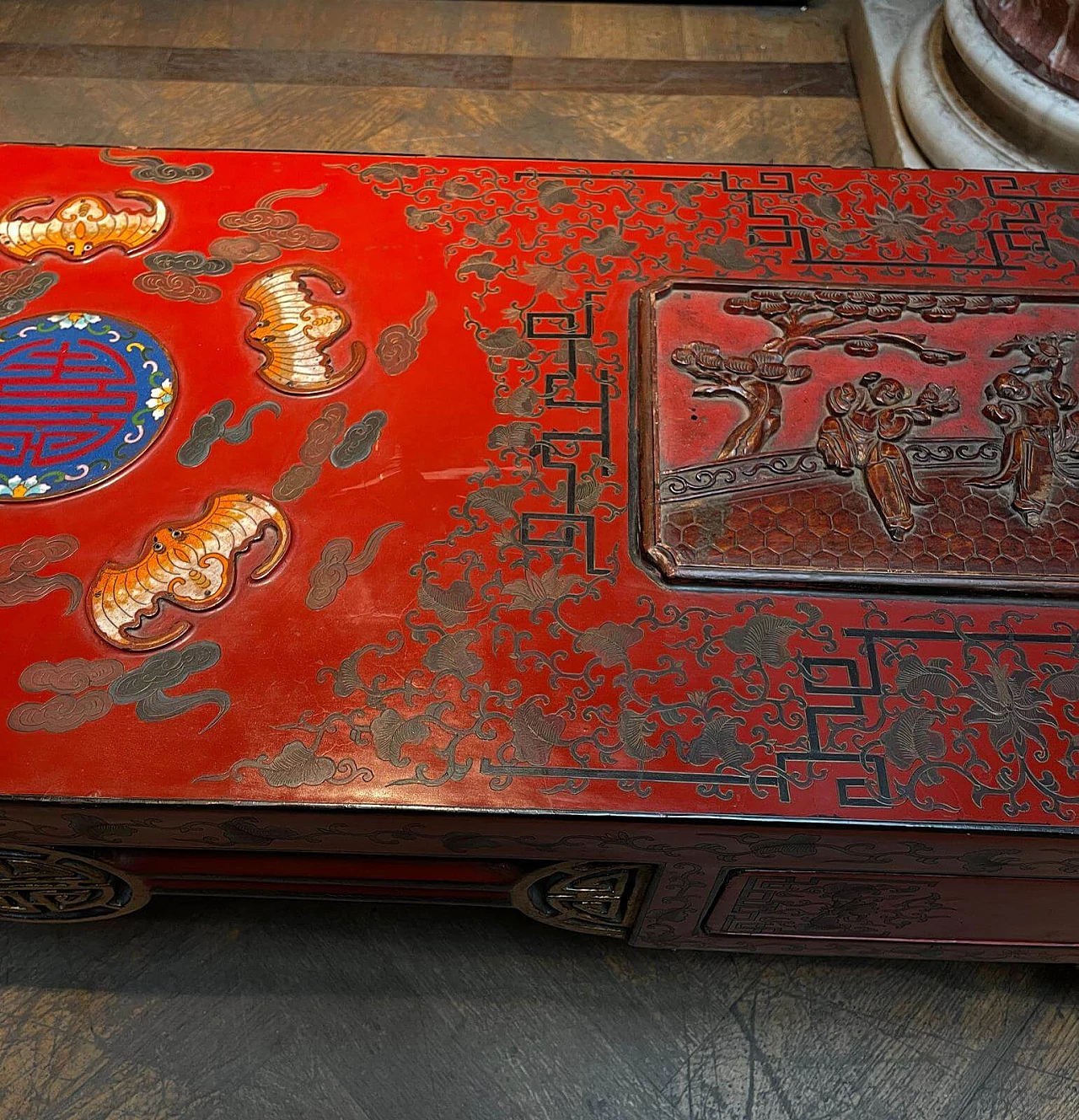 Tavolino cinese in legno laccato rosso con decorazioni floreali e scene, anni '30 5
