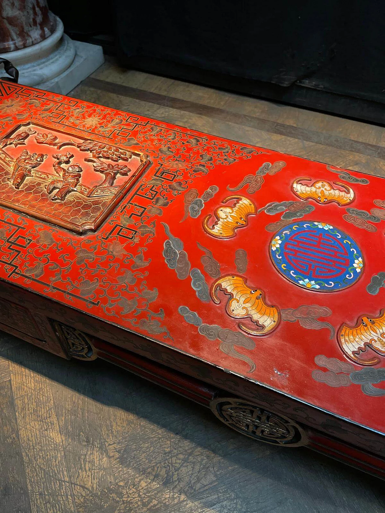 Tavolino cinese in legno laccato rosso con decorazioni floreali e scene, anni '30 6
