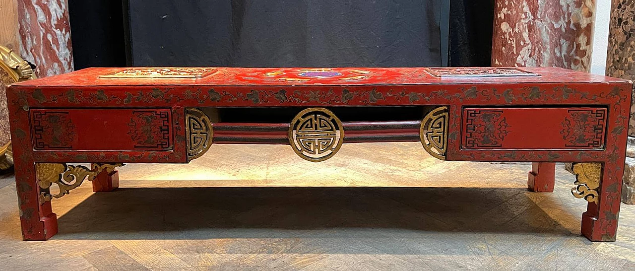 Tavolino cinese in legno laccato rosso con decorazioni floreali e scene, anni '30 7