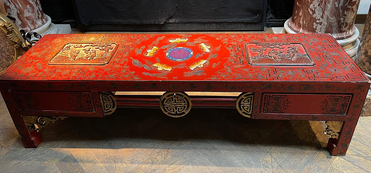 Tavolino cinese in legno laccato rosso con decorazioni floreali e scene, anni '30 8