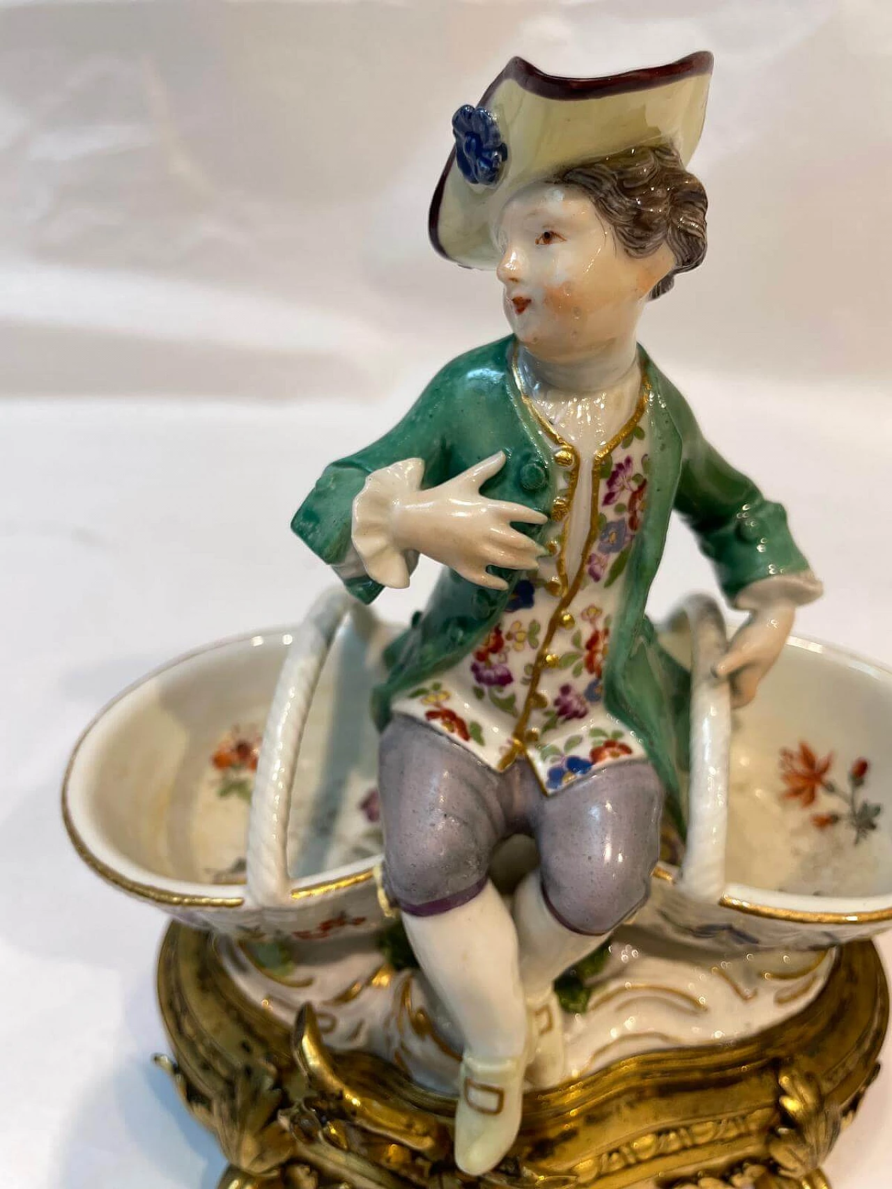 Saliera in porcellana Meissen con base in bronzo, inizio '900 1