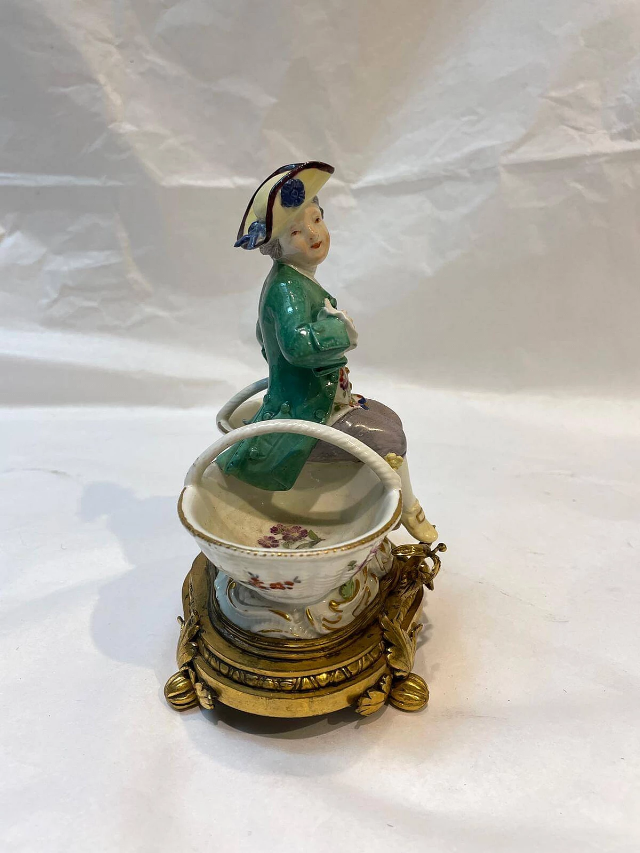 Saliera in porcellana Meissen con base in bronzo, inizio '900 3
