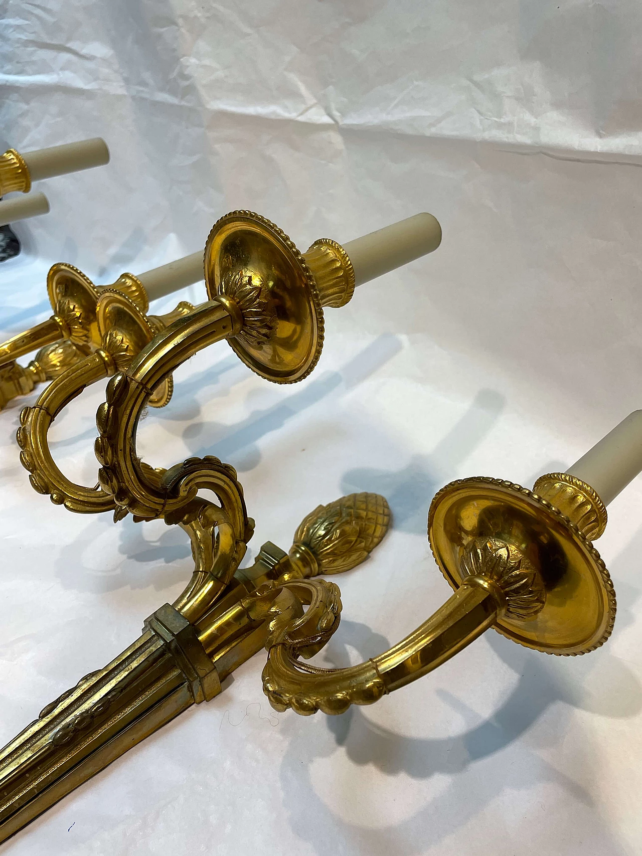 Pair of gilded and chiselled bronze candelabra wall sconces, 1880s 2