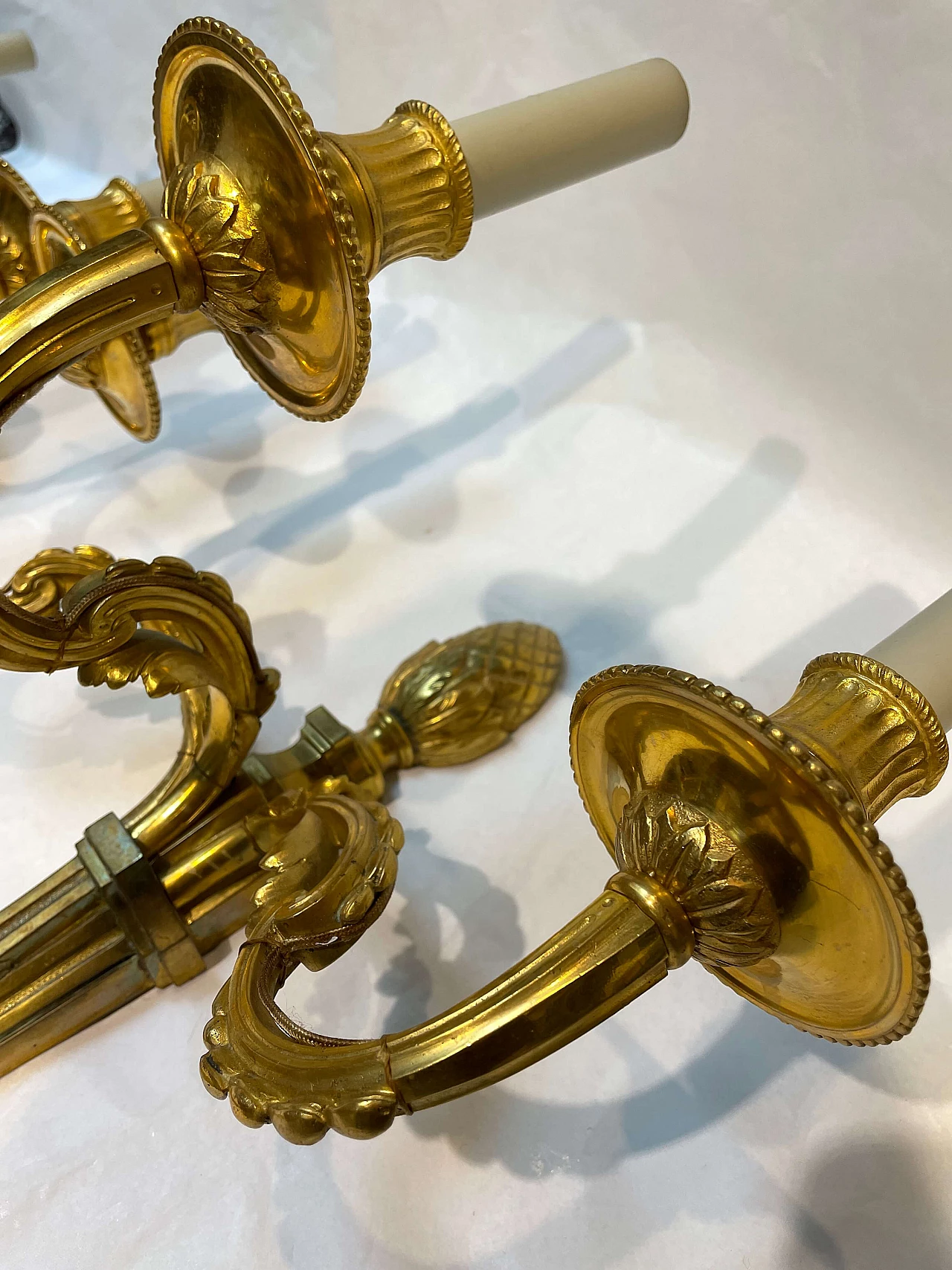 Pair of gilded and chiselled bronze candelabra wall sconces, 1880s 3