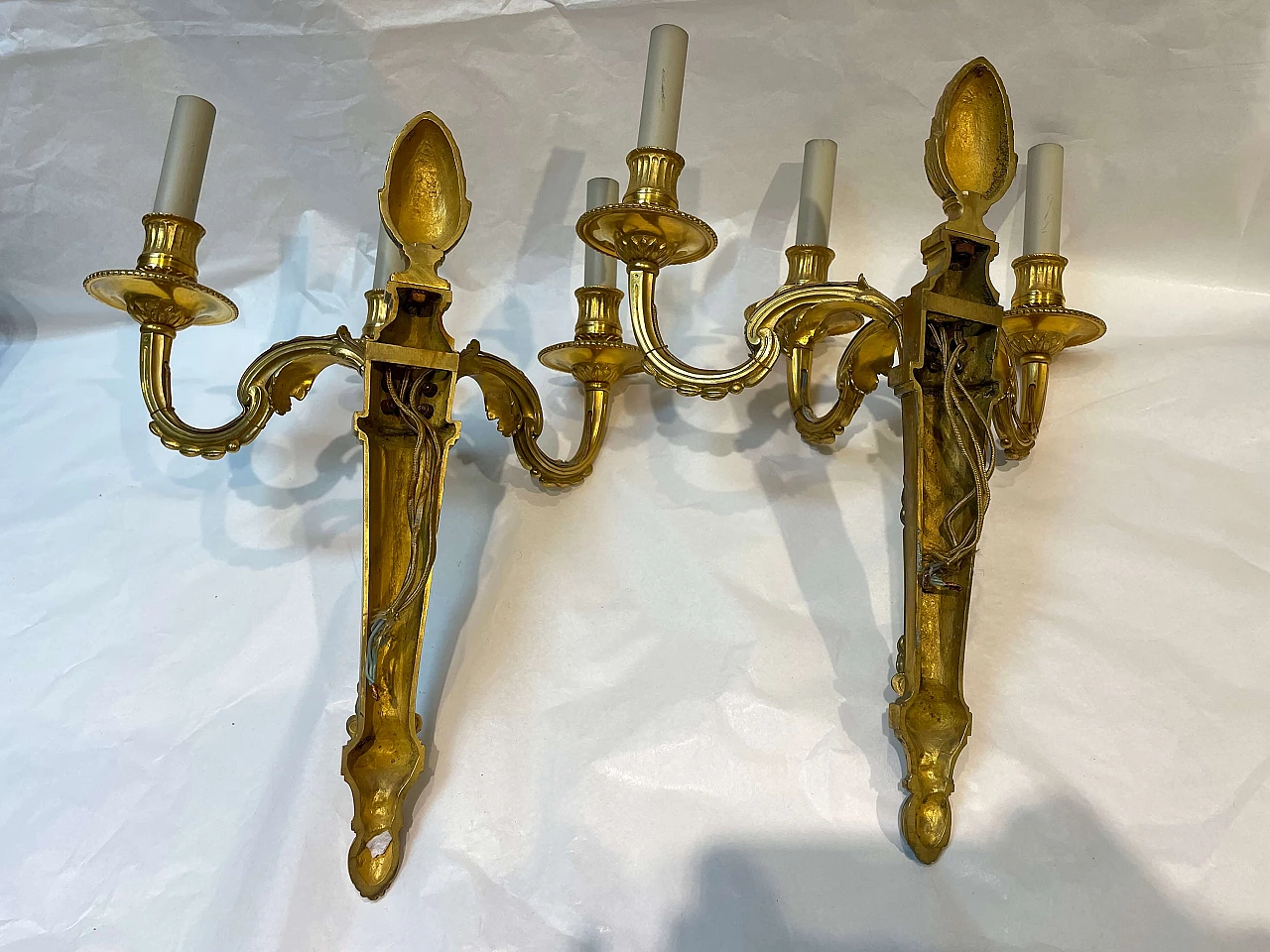 Pair of gilded and chiselled bronze candelabra wall sconces, 1880s 5