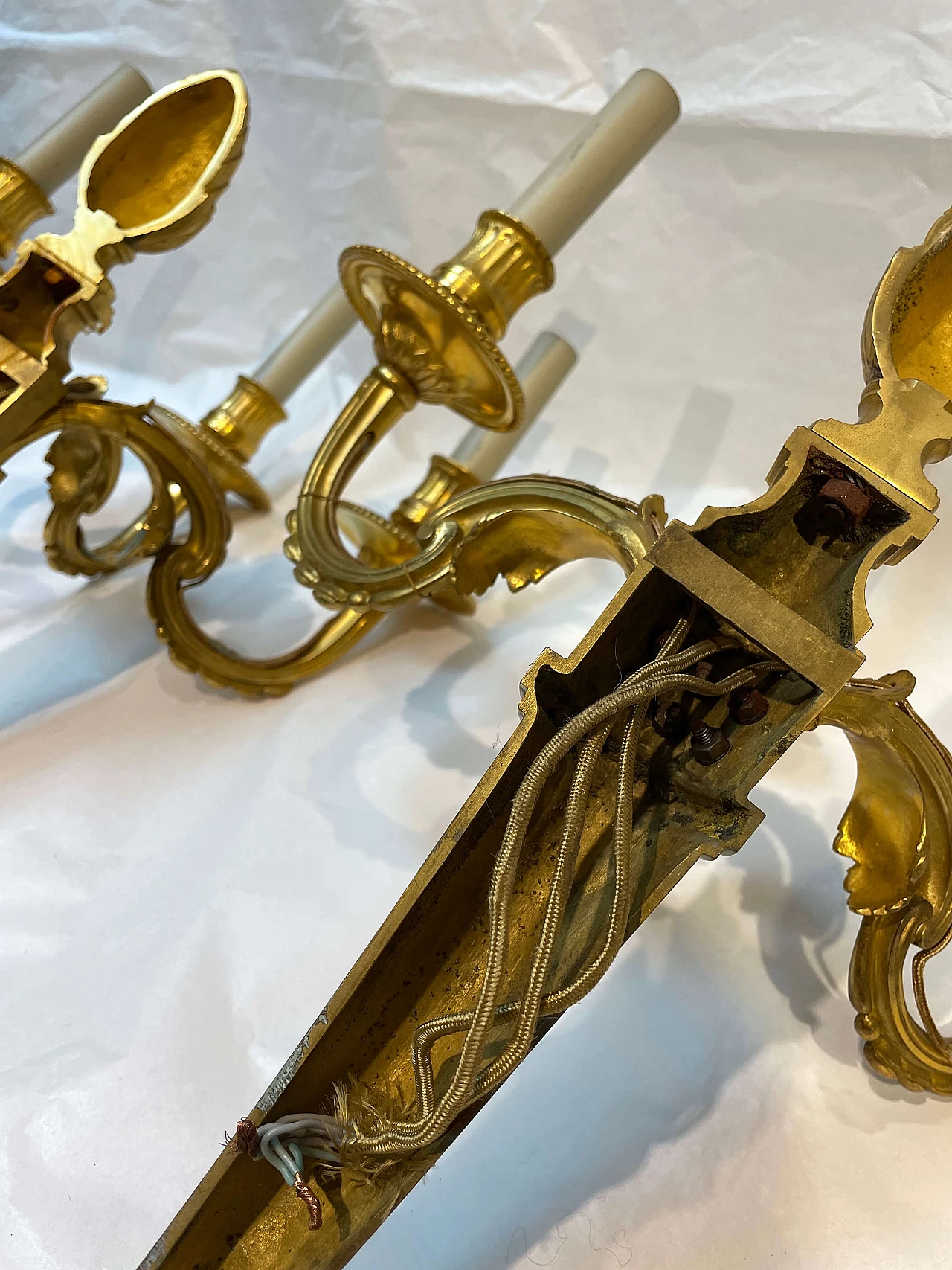 Coppia di applique a candelabro in bronzo dorato e cesellato, 1880 6