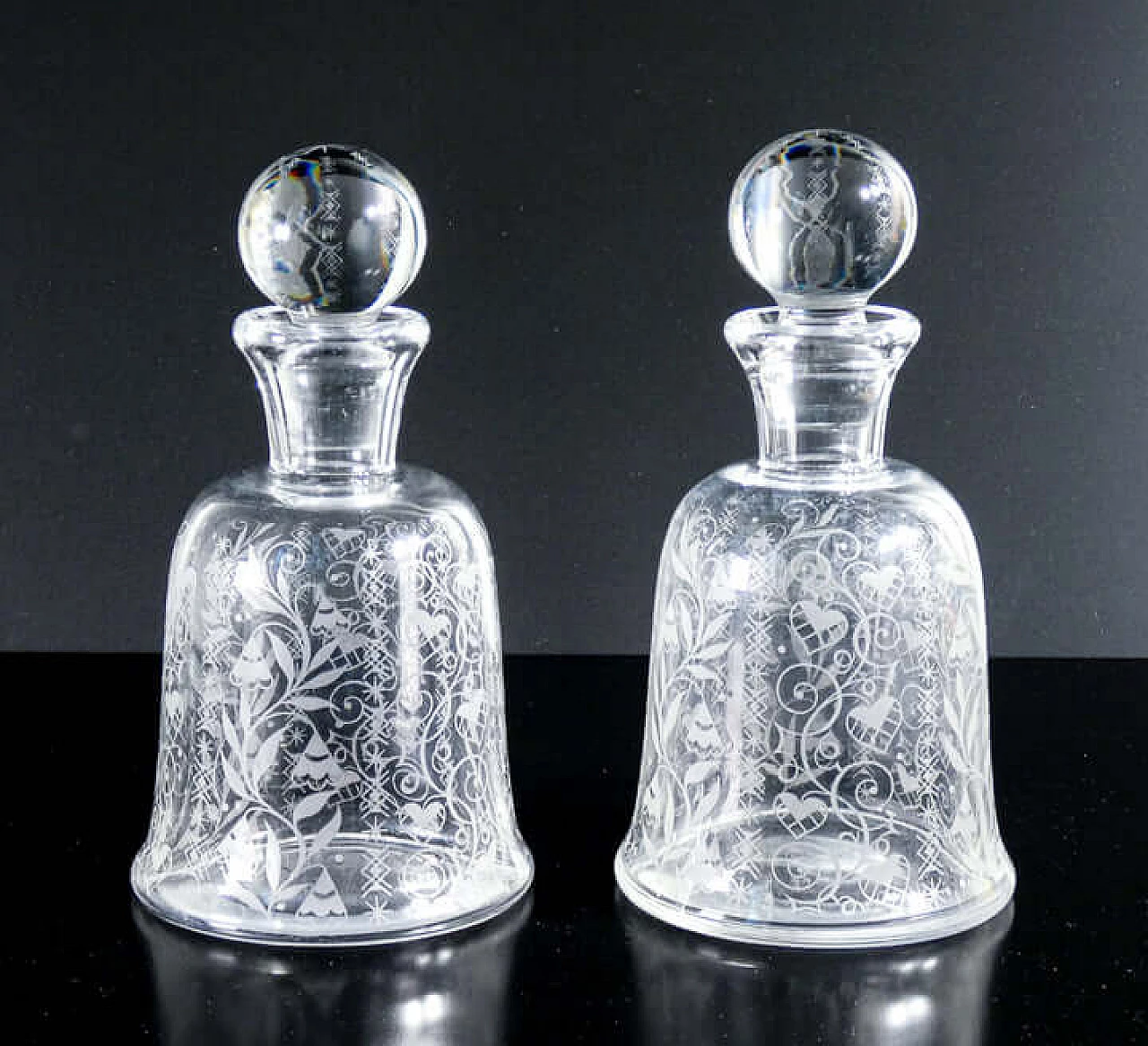 Coppia di bottiglie in cristallo con motivo Argentina di Baccarat, anni '40 1