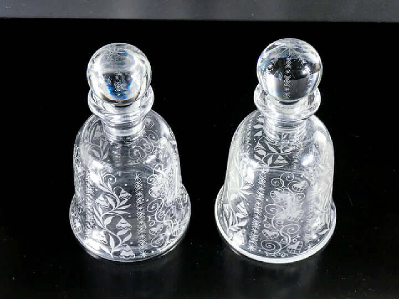 Coppia di bottiglie in cristallo con motivo Argentina di Baccarat, anni '40 4