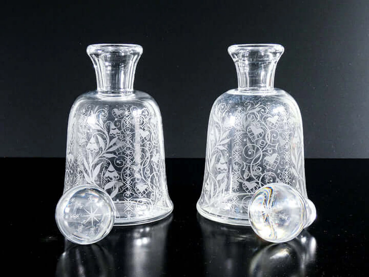 Coppia di bottiglie in cristallo con motivo Argentina di Baccarat, anni '40 5