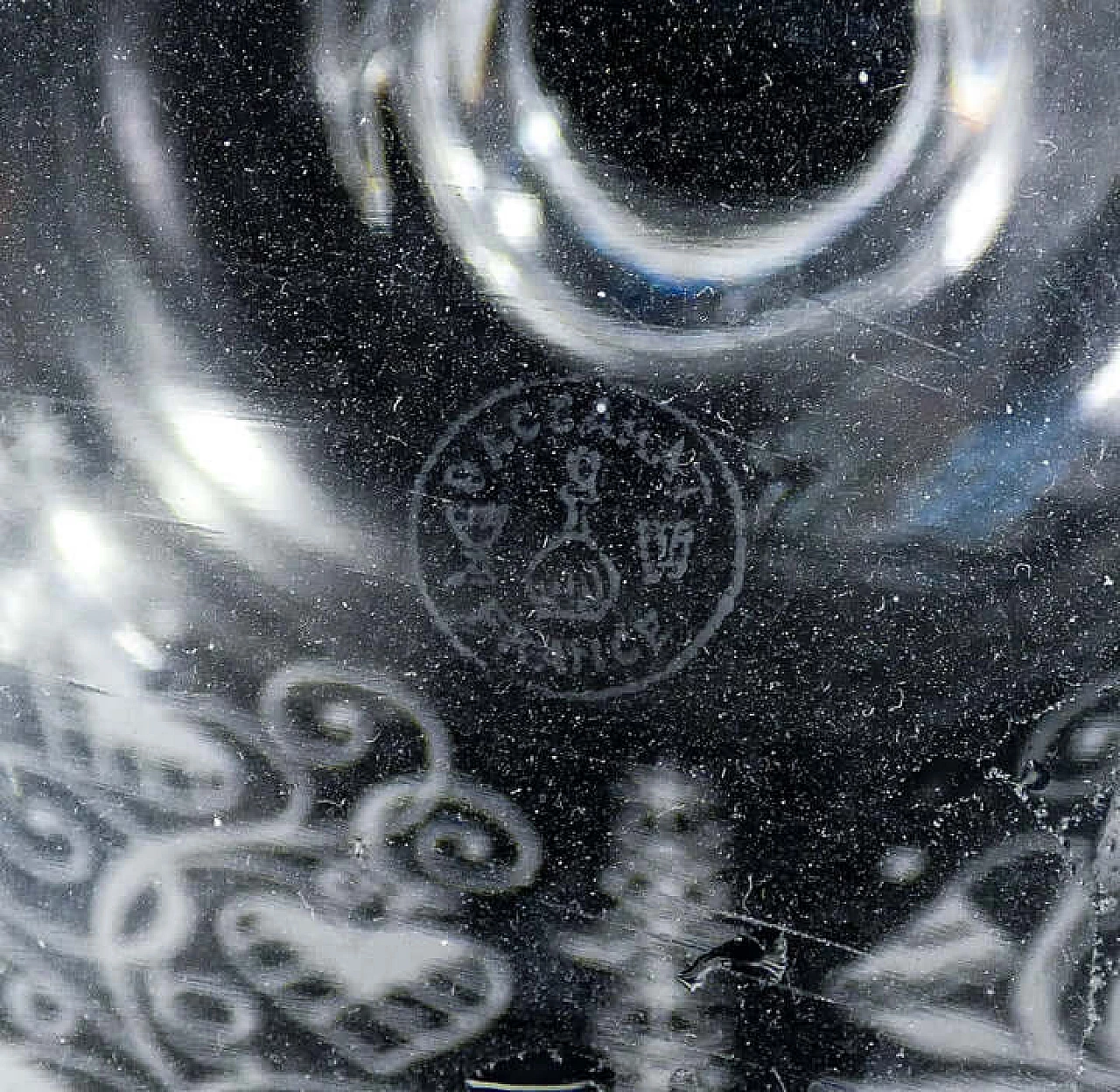 Coppia di bottiglie in cristallo con motivo Argentina di Baccarat, anni '40 7