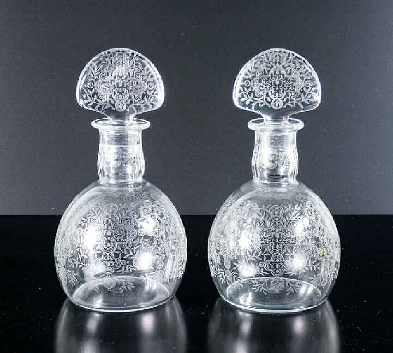 Coppia di bottiglie in cristallo con motivo Marillon di Baccarat, anni '40 1