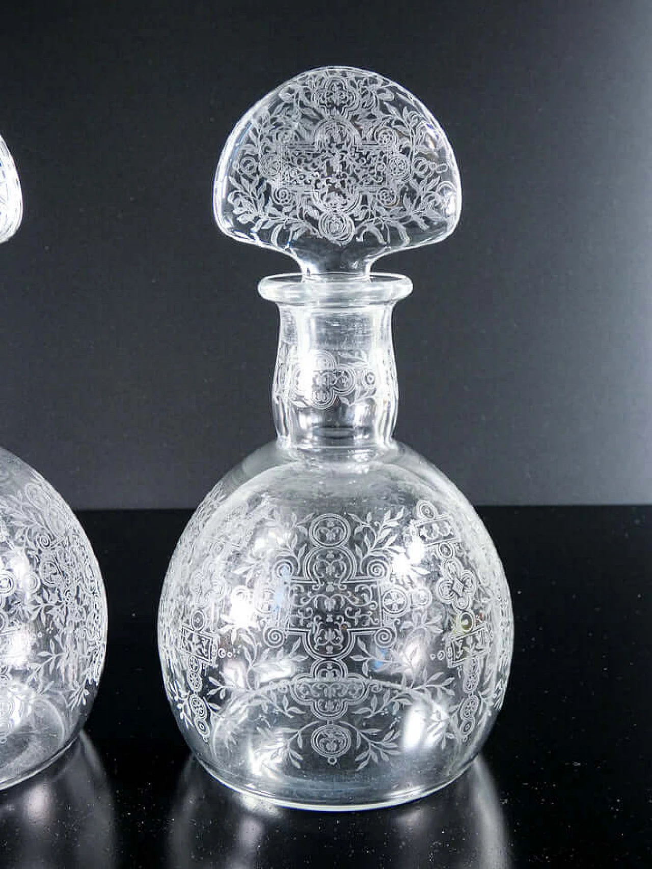 Coppia di bottiglie in cristallo con motivo Marillon di Baccarat, anni '40 3