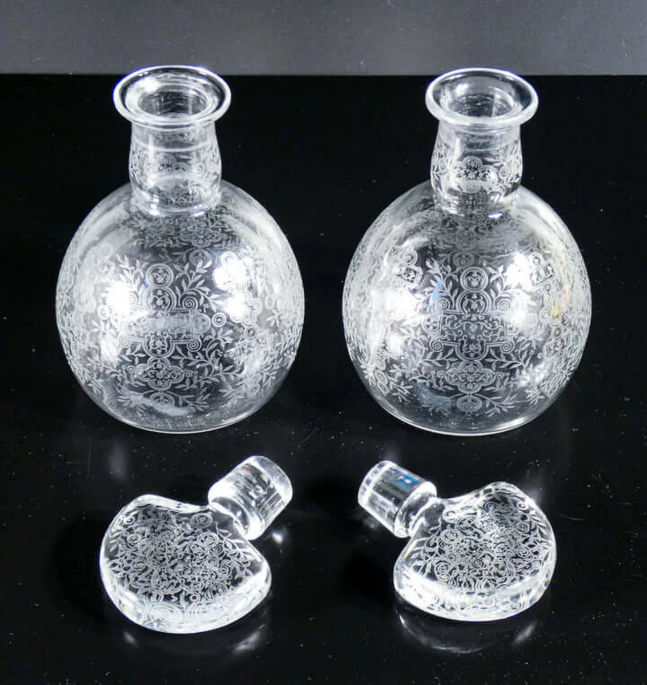 Coppia di bottiglie in cristallo con motivo Marillon di Baccarat, anni '40 6