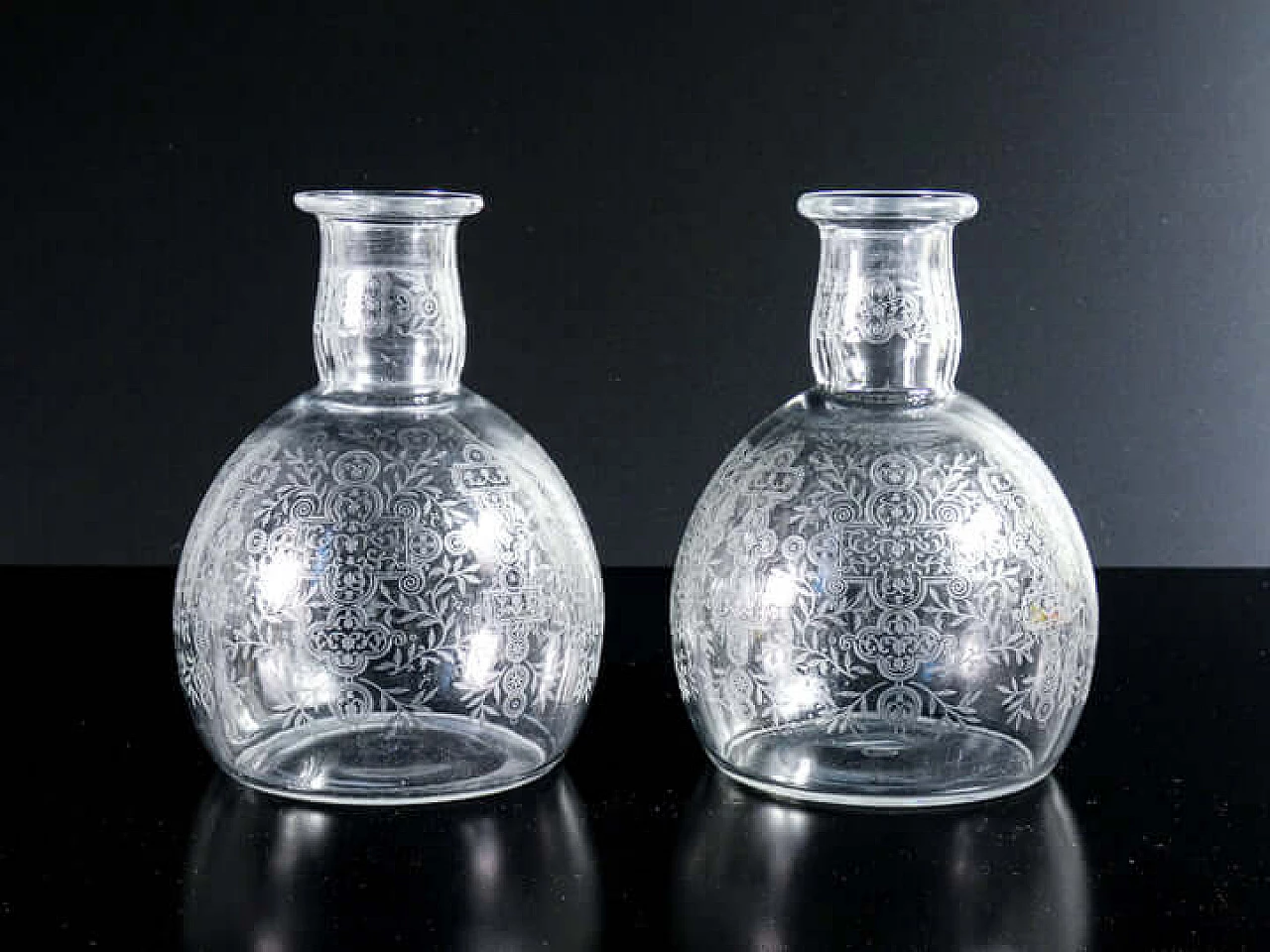 Coppia di bottiglie in cristallo con motivo Marillon di Baccarat, anni '40 7