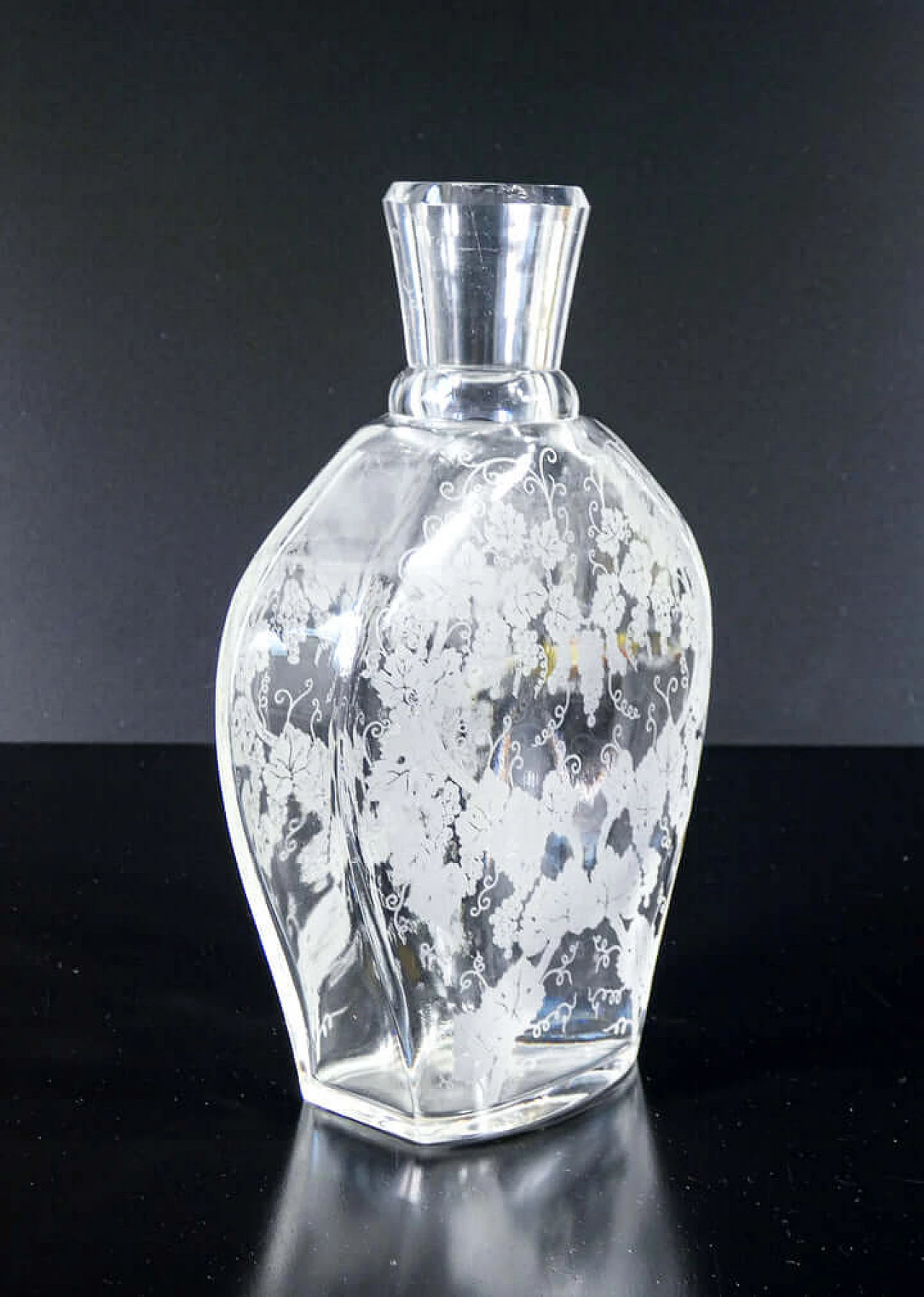 Bottiglia in cristallo con vite e grappoli d'uva di Baccarat, anni '40 2