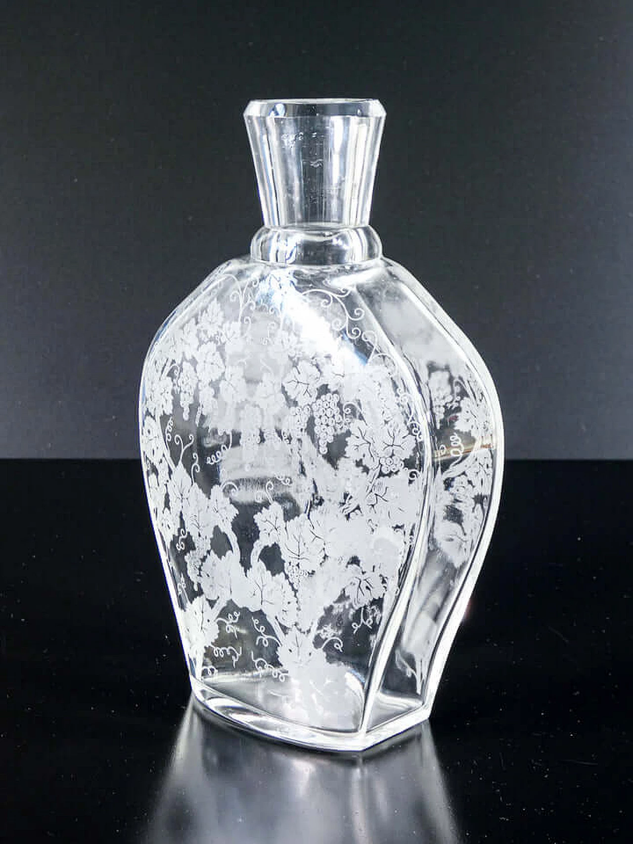 Bottiglia in cristallo con vite e grappoli d'uva di Baccarat, anni '40 3