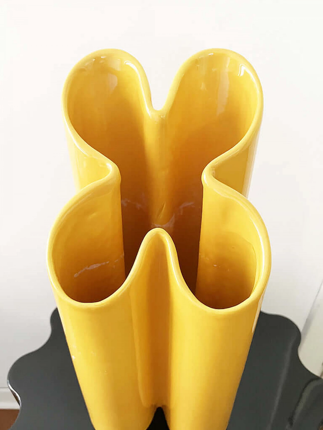 Vaso a quadrifoglio in ceramica gialla di Pierre Cardin, anni '70 2