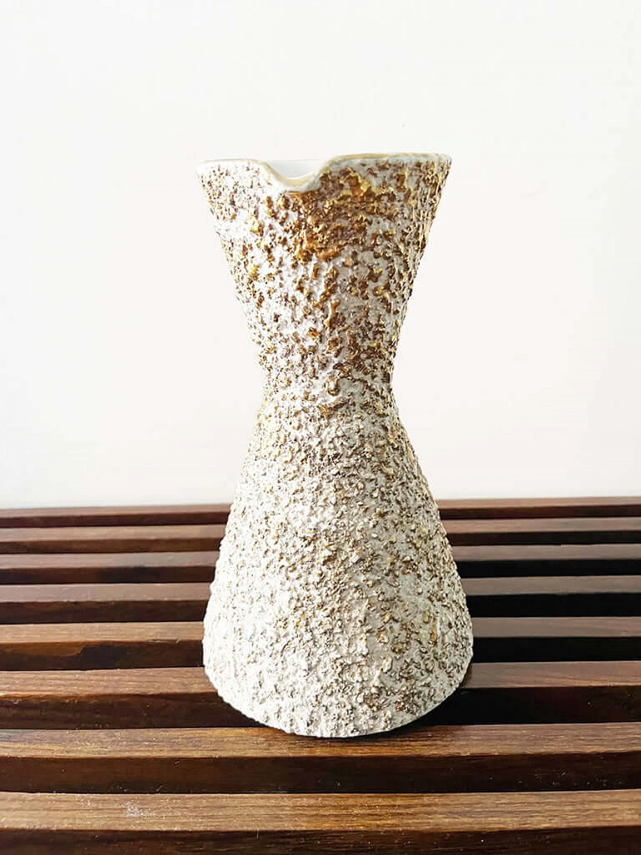 Brocca in ceramica bianca e dorata, anni '50 2