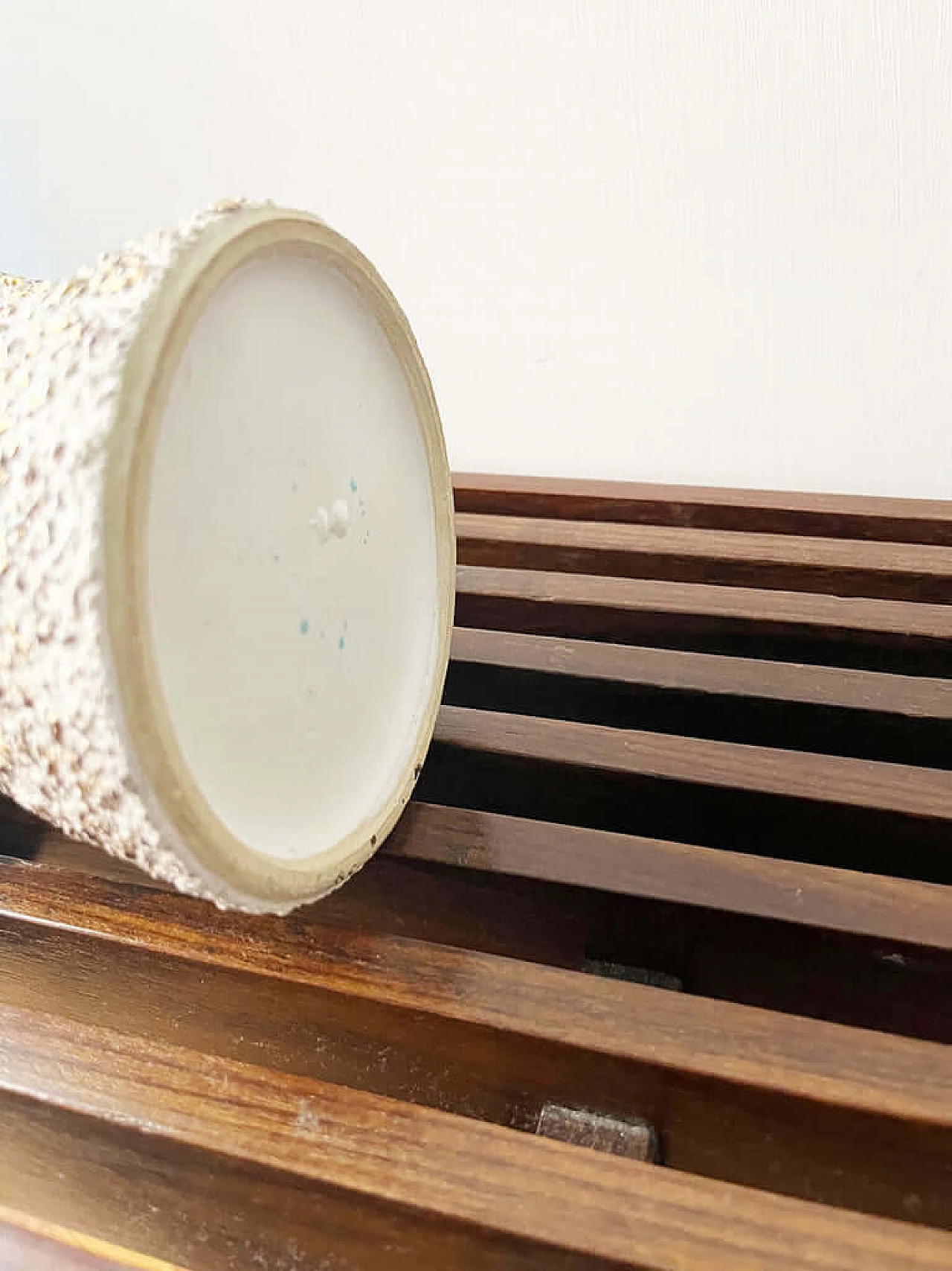 Brocca in ceramica bianca e dorata, anni '50 3