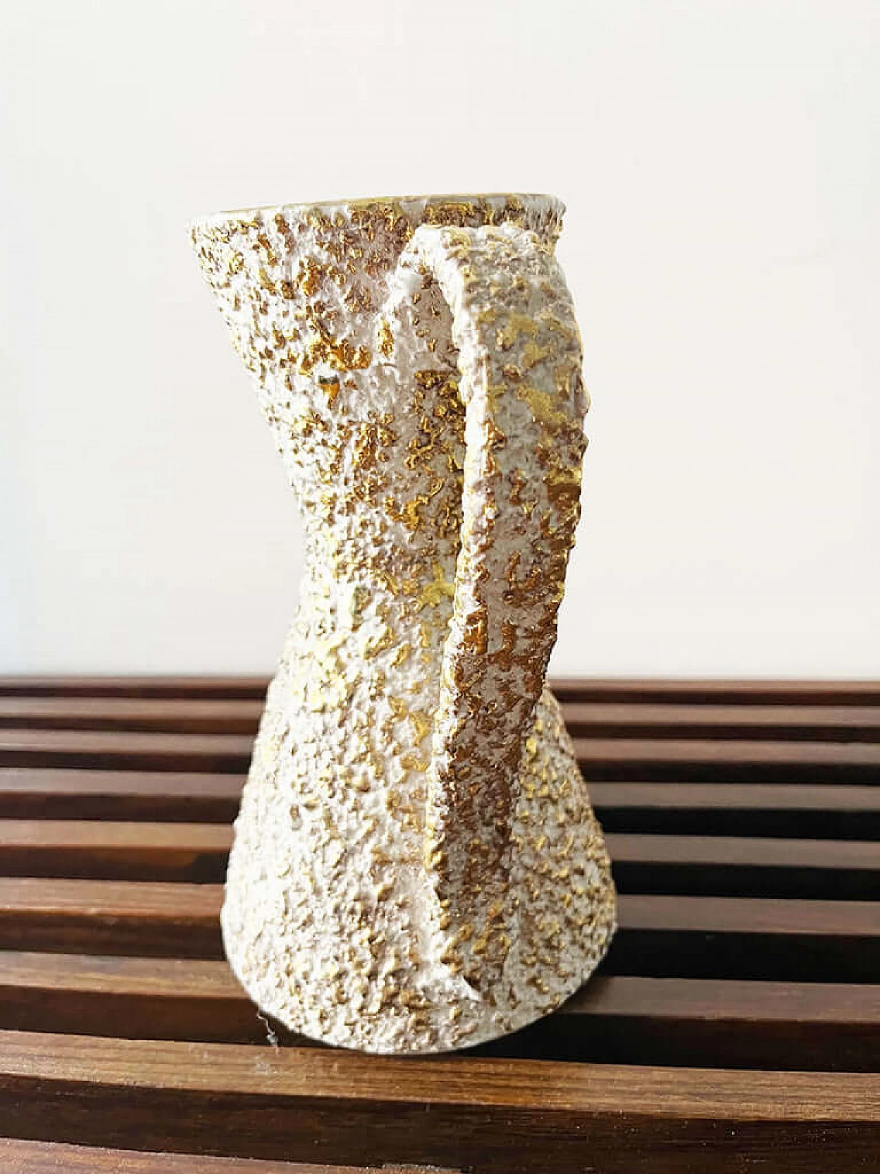 Brocca in ceramica bianca e dorata, anni '50 4
