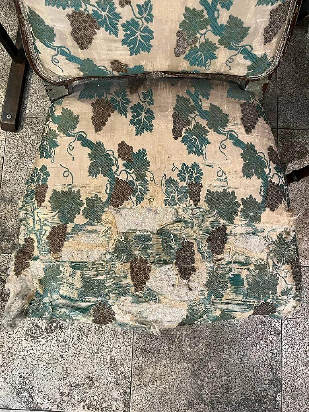 Pair of wood and fabric chairs with vine pattern, 18th century 3