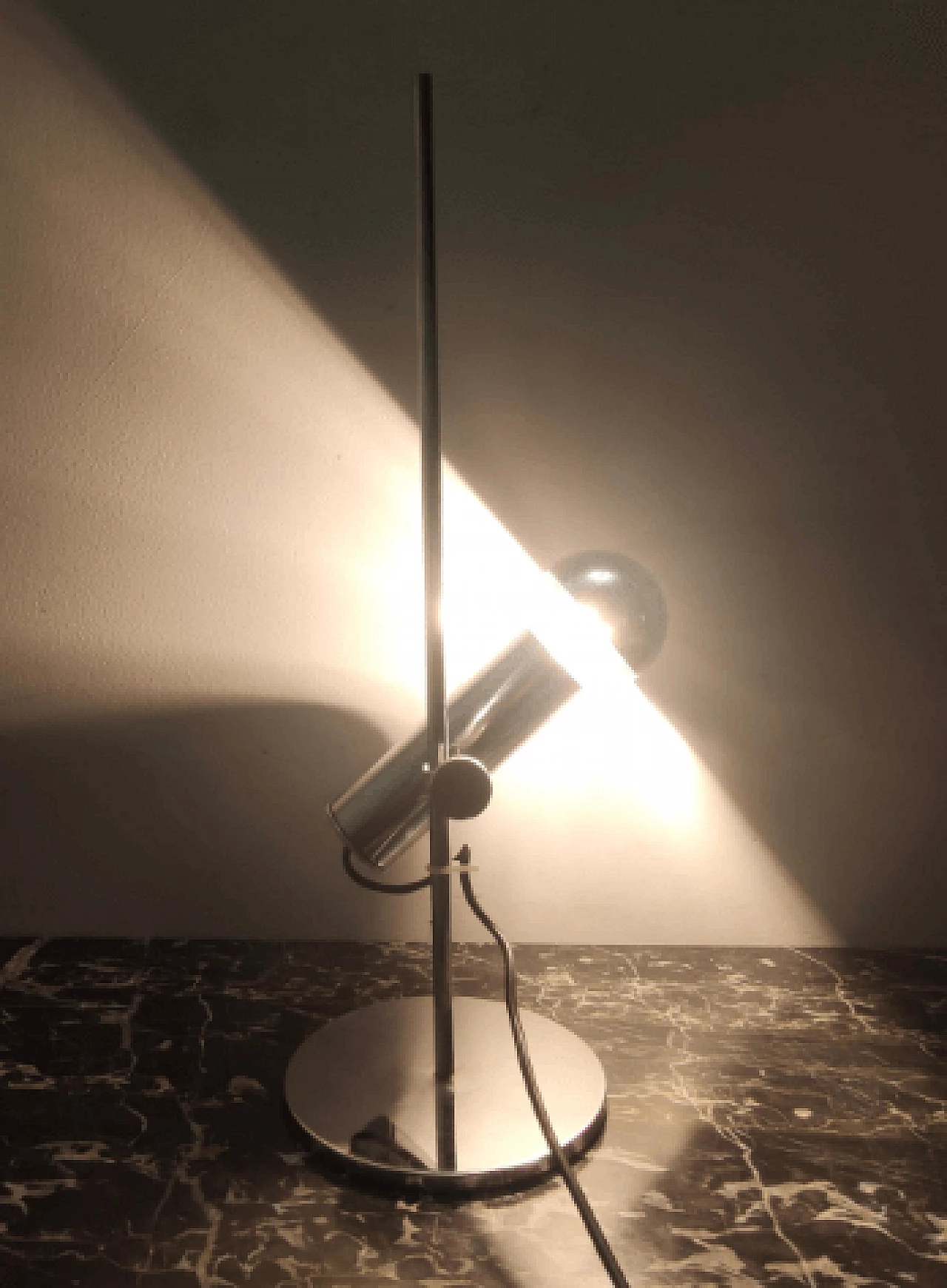 Table lamp attributed to Giuseppe Ostuni for Oluce, 1960s 2