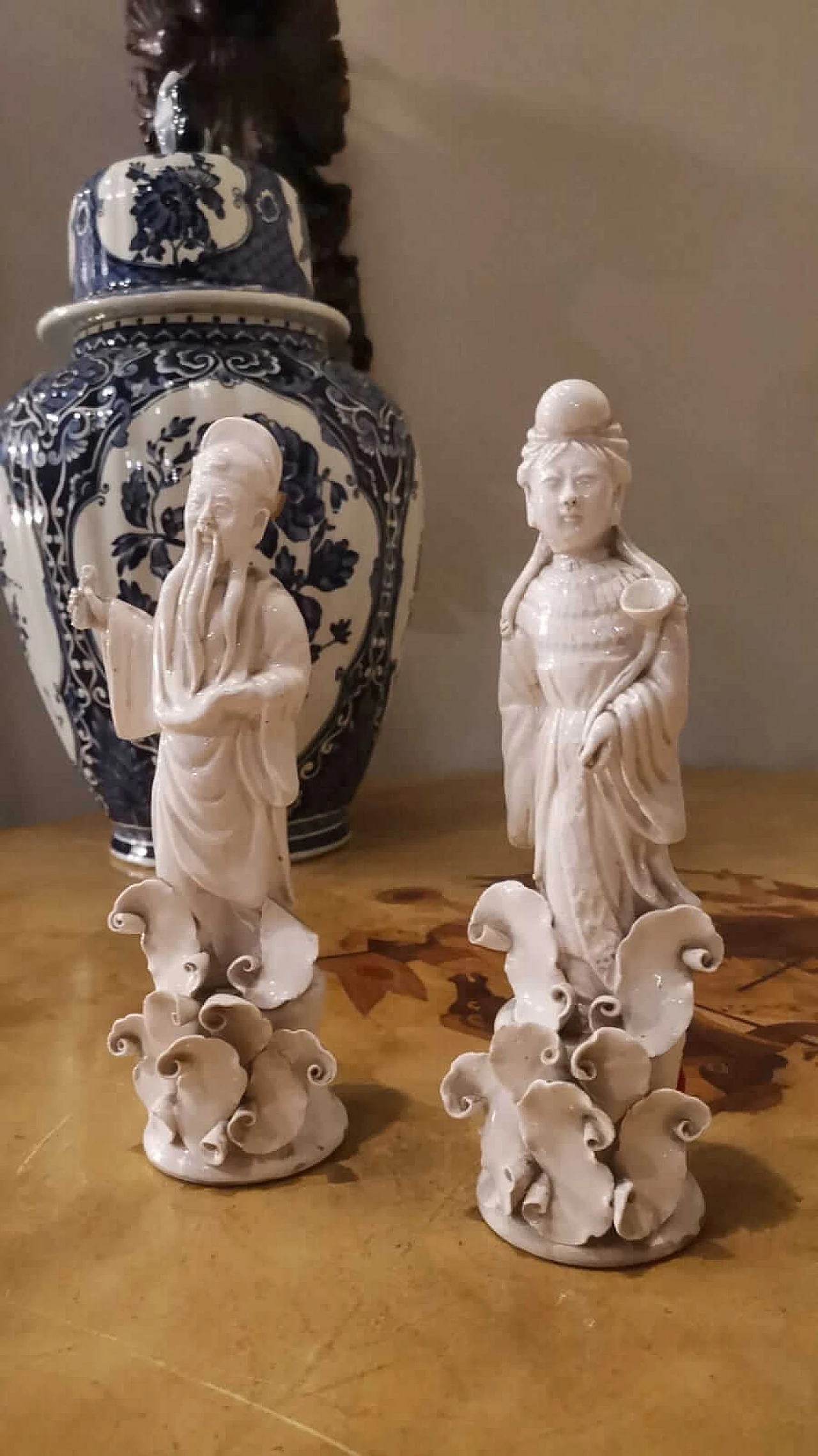 Pair of Chinese white porcelain figurines, late 19th century 2