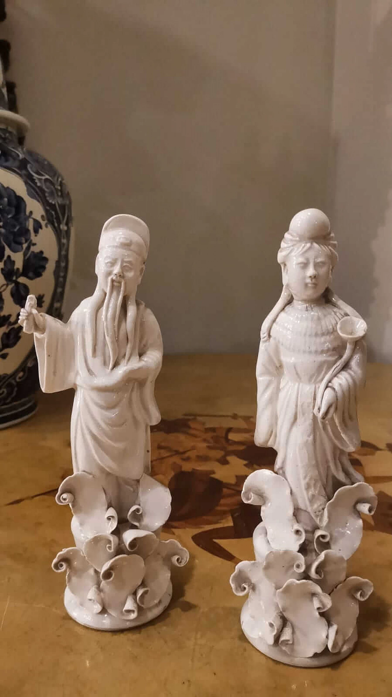 Pair of Chinese white porcelain figurines, late 19th century 7