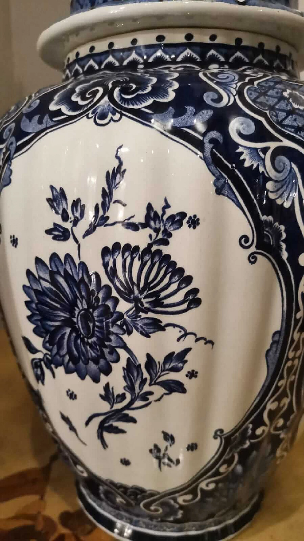 Pair of Delft ceramic lidded vases 7