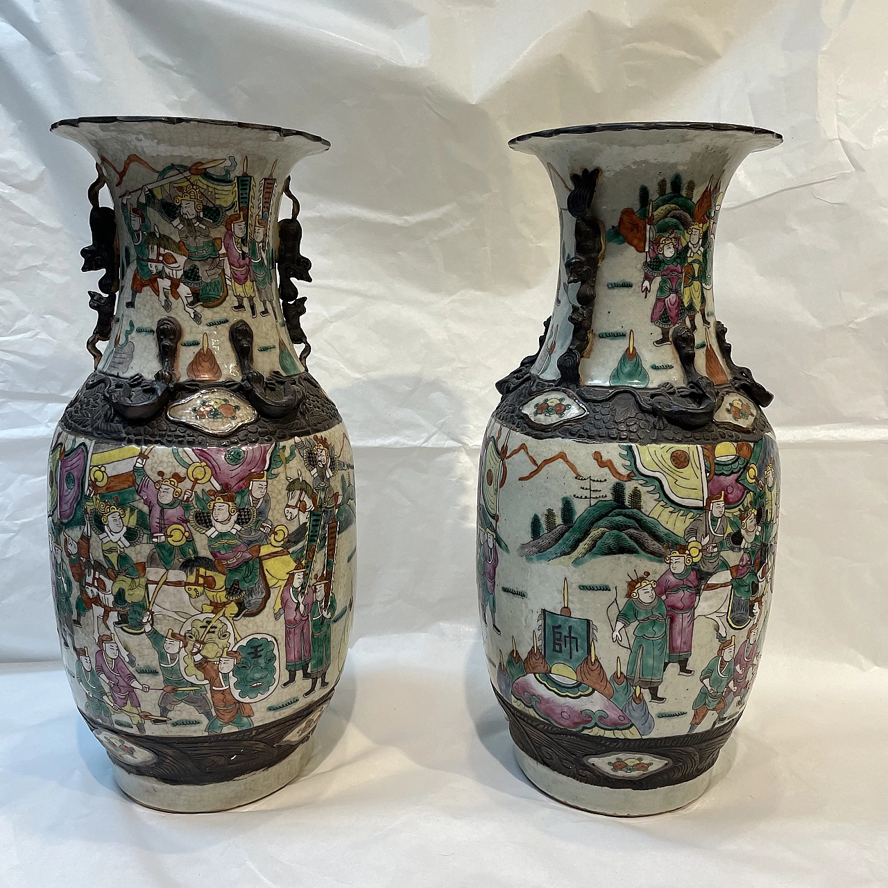 Pair of Chinese ceramic vases with war scenes and wooden details, 1920s 2