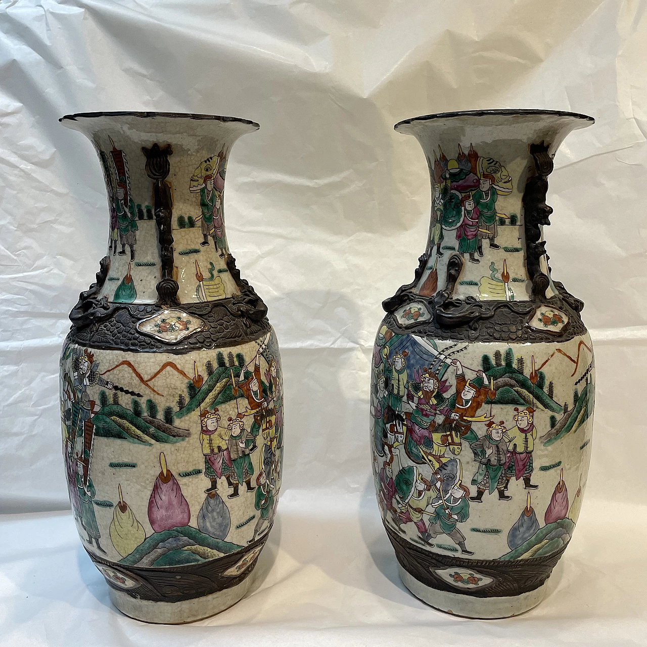 Pair of Chinese ceramic vases with war scenes and wooden details, 1920s 3