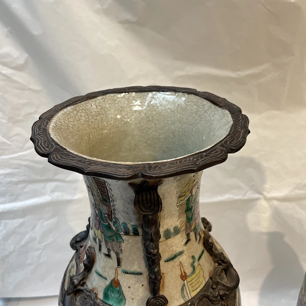 Pair of Chinese ceramic vases with war scenes and wooden details, 1920s 5